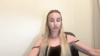 nyxelia_ posing on cam 02 June 2026