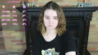Ellie_babyy posing on cam (06/03/2026)