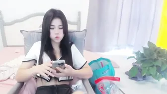 bhzhanglifang lovense posing on webcam