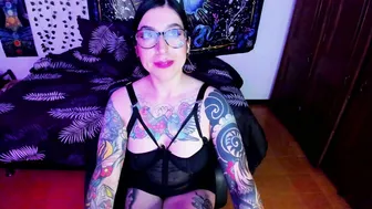 Alice666f tattoo posing on webcam