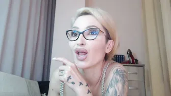 Jadapink___ glasses posing on webcam