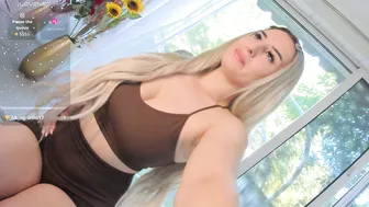 ella_vee webcam 10-Jun-26