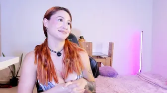 Amypond__ posing on cam stream