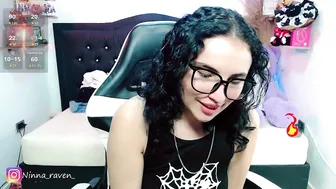 ninna_raven 18 posing on webcam