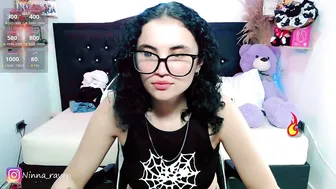 ninna_raven 18 posing on webcam