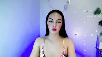 queen_danaya 06/19/2026 posing on webcam