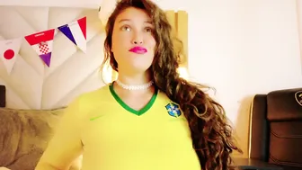 anaise_latif video posing on webcam