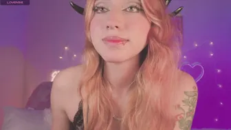 cinderella_lewis feet naked on cam