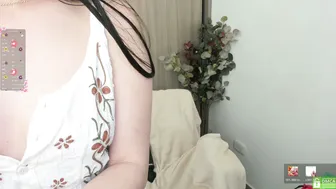 Lauryn_chills young live on cam