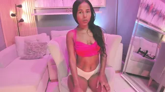 Juliannee_ posing on webcam (07/21/2026)