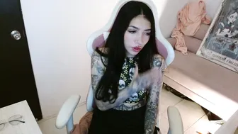 alicia_key_ tattoo posing on cam