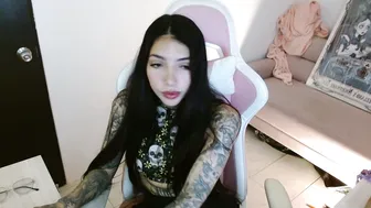 alicia_key_ tattoo posing on cam