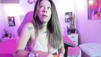 Karly_moonn latin posing on webcam