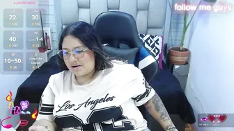 Evelin_zaens belly naked on cam