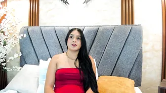 sienna_lu posing on webcam 08/13/2026