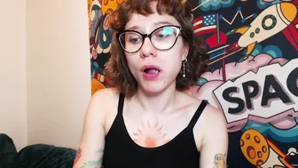 sunshinehella sensual posing on cam