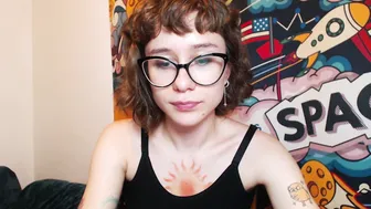 sunshinehella sensual posing on cam