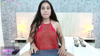 sara_melo fuckmachine posing on webcam