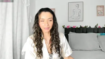 iris_evans__ posing on webcam 08/15/2026