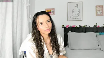 iris_evans__ posing on webcam 08/15/2026