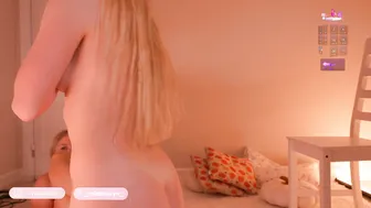 miablueye squirt posing on webcam