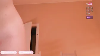 miablueye squirt posing on webcam
