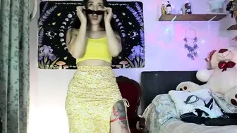 leynamadrigal posing on webcam 23-Aug-26