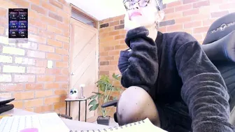 paulinabarnett_ posing on webcam 01/12/2025