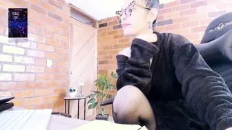 paulinabarnett_ posing on webcam 01/12/2025