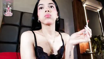 lili__doll dance posing on webcam