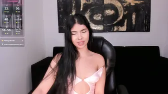 mialaurence_ latina posing on webcam