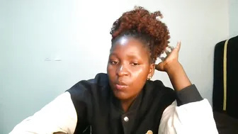 Royal_goddes2 squirt posing on cam