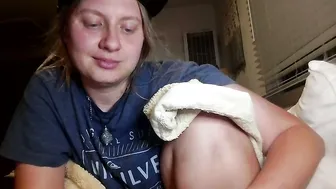 scartit feet posing on webcam