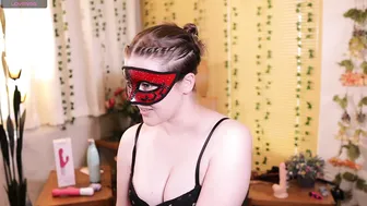 Quinnrmonroe spanking naked on cam