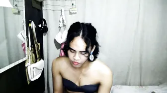 zianzamora4 asian posing on cam