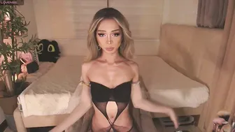 euphoric_goddess femboy posing on cam