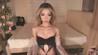 euphoric_goddess femboy posing on cam