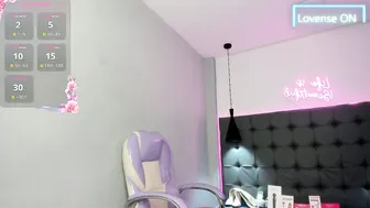 Scarletcherry18 trans posing on cam