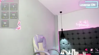 Scarletcherry18 trans posing on cam