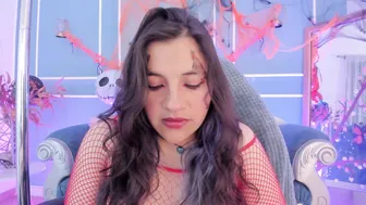 Tarataylorr posing on cam 31-Oct-26