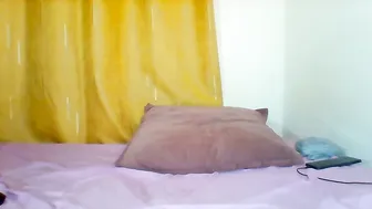 assqueen4 bigtits posing on webcam