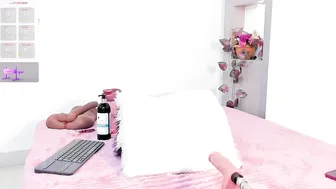 Karina_blu squirt naked on cam