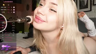 meukotis posing on cam 01/19/2025