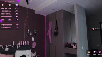 Molly_siu blonde posing on cam