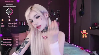 Molly_siu blonde posing on cam