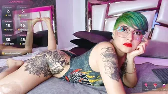 Annie_swan on webcam - 06 August 2025