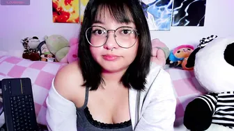 iam_zoechan fuckmachine posing on webcam