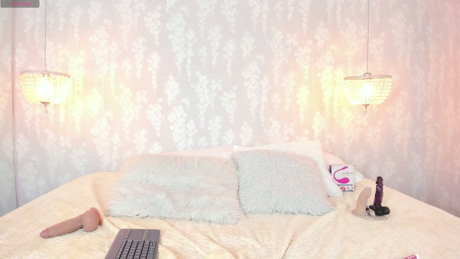Leigh_angels posing on webcam 08-15-2025