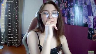 lisa_hua posing on webcam 16 August 2025