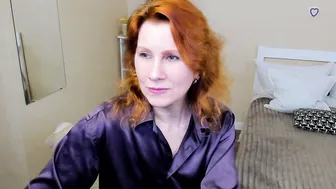 Seductive_foxy_ tease naked on cam